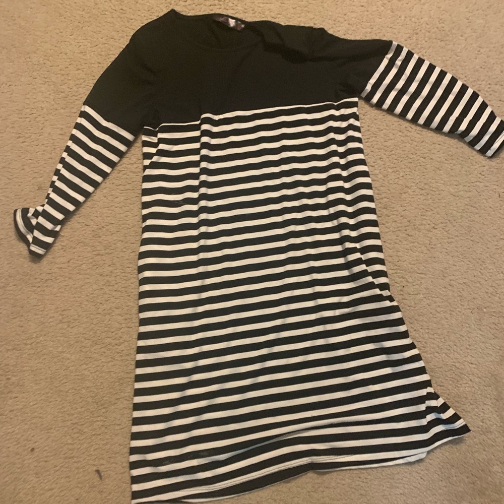 Sheila Rose Knee length dress with 3/4 length sleeves. Size XL